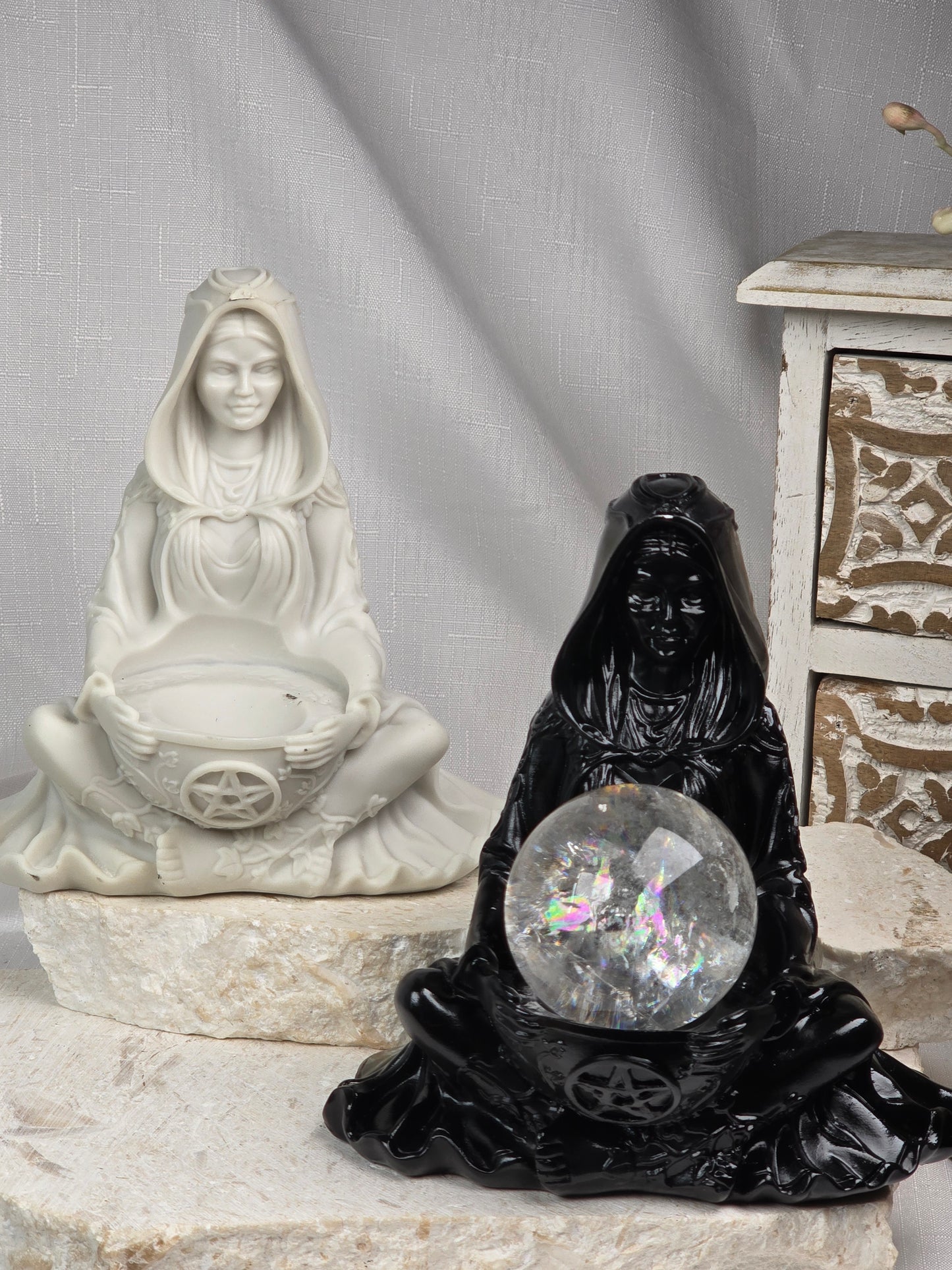 Goddess Resin Sphere stand - white